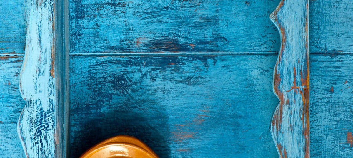 blaue schranktuere im shabby chic stil gestrichen
