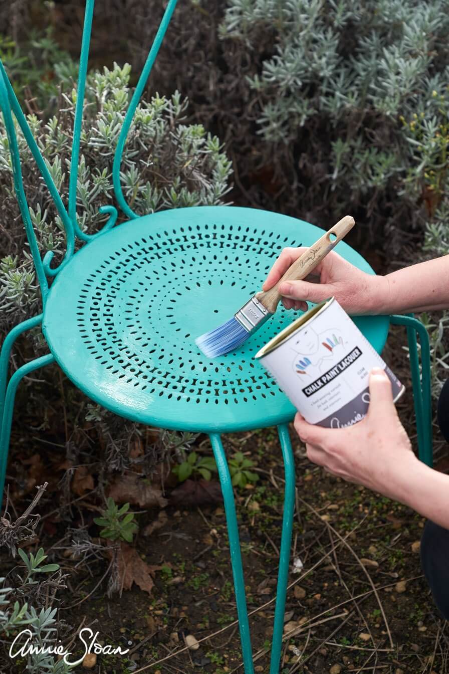 annie-sloan-chalk-paint-in-gloss-lacquer-painting-on-a-garden-chair-in-florence-896