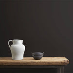 annie-sloan-wandfarbe-athenian-black-wall-paint_white-and-black-pot