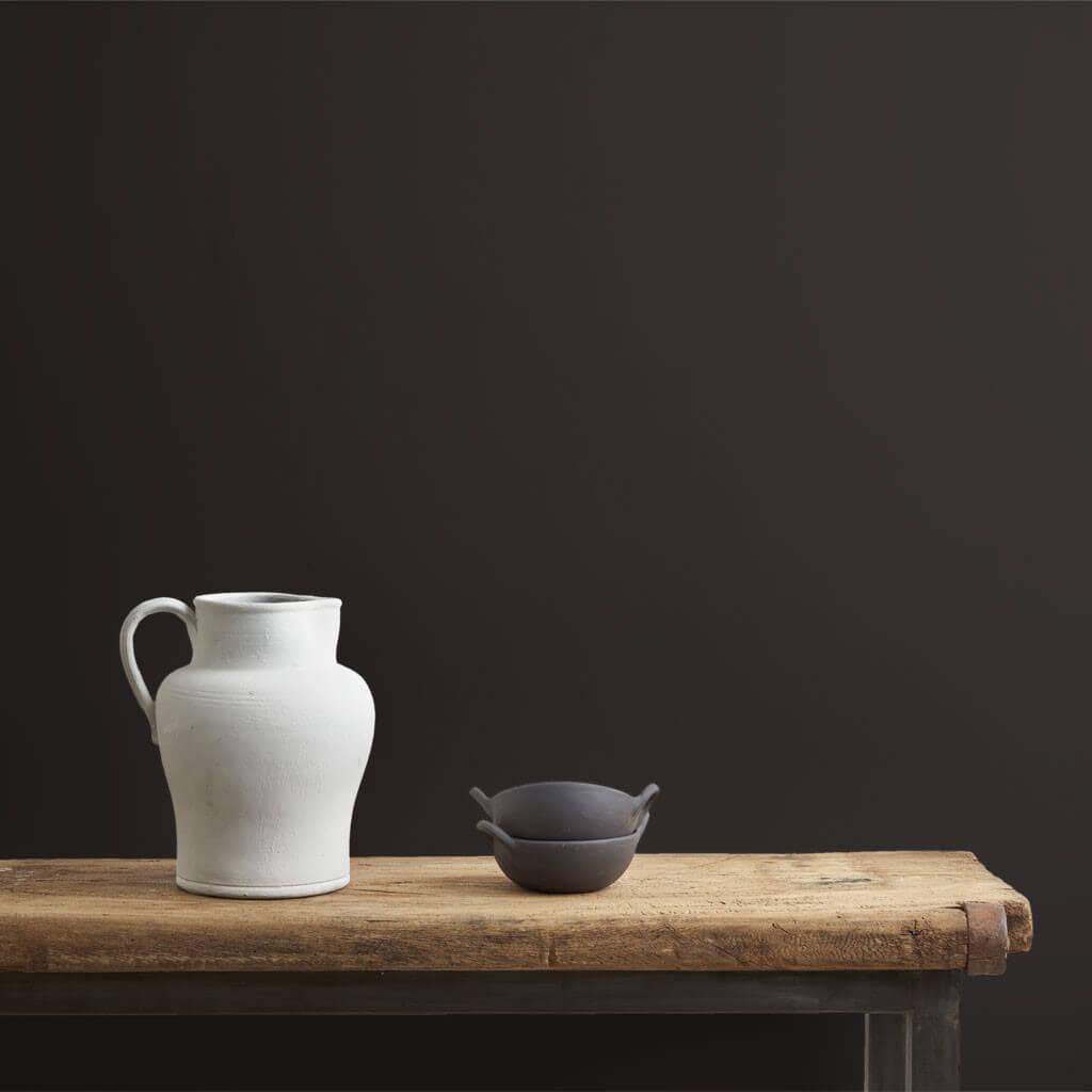 annie-sloan-wandfarbe-athenian-black-wall-paint_white-and-black-pot