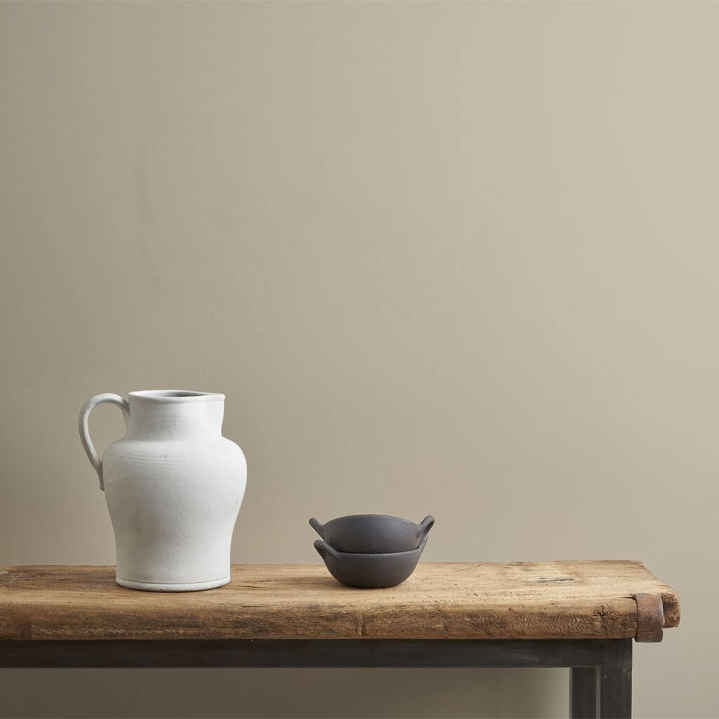 annie-sloan-wandfarbe-canvas-wall-paint_white-and-black-pot