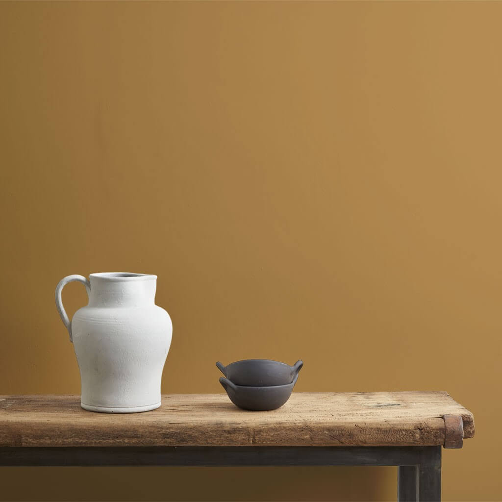 annie-sloan-wandfarbe-carnaby-yellow-wall-paint_white-and-black-pot