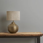 annie-sloan-wandfarbe-chicago-grey-wall-paint_brass-lamp