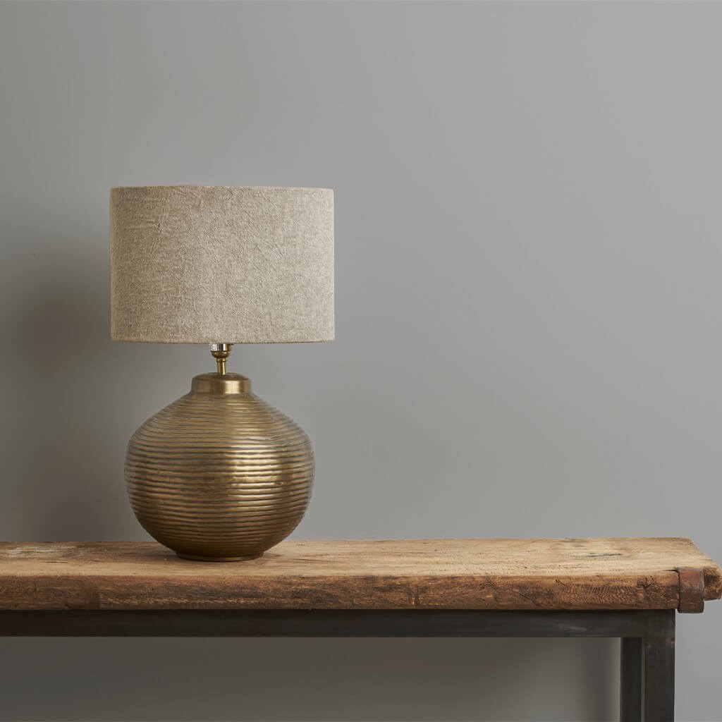 annie-sloan-wandfarbe-chicago-grey-wall-paint_brass-lamp