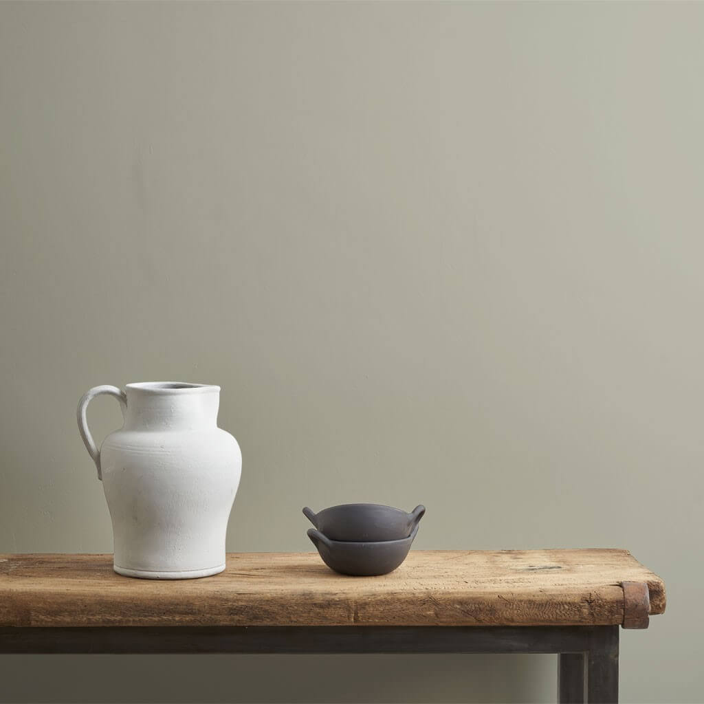 annie-sloan-wandfarbe-cotswold-green-wall-paint_white-and-black-pot