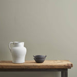annie-sloan-wandfarbe-cotswold-green-wall-paint_white-and-black-pot