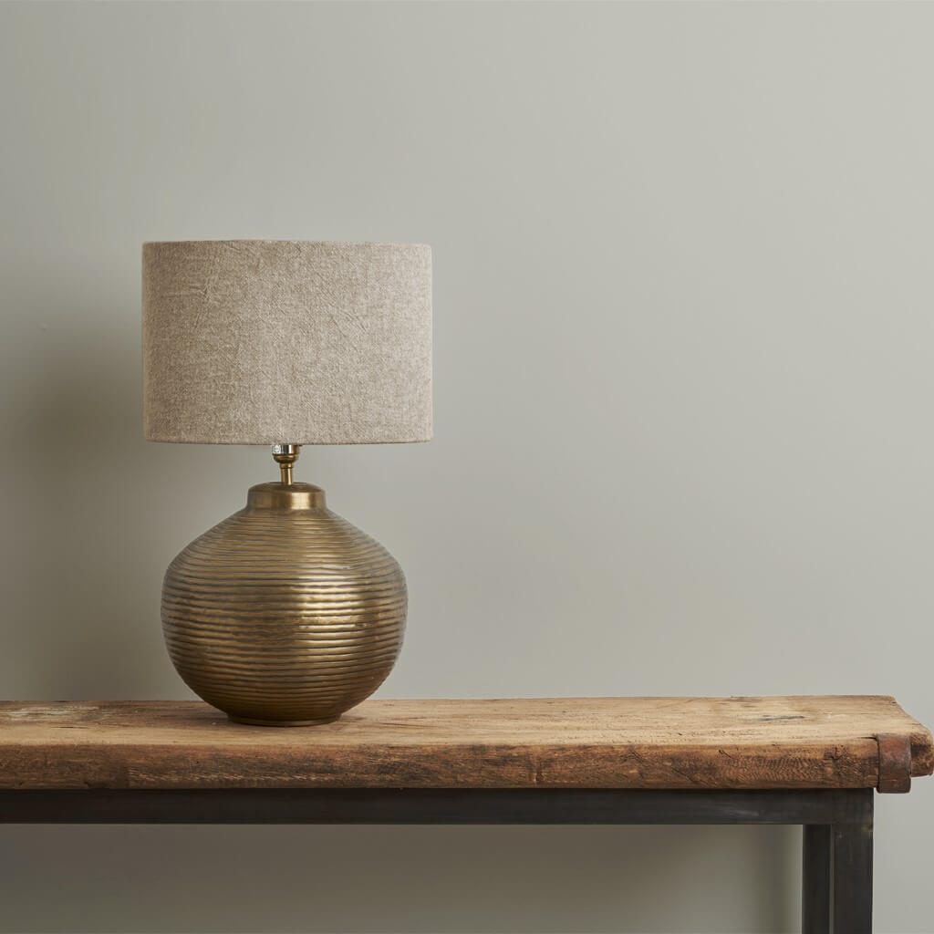 annie-sloan-wandfarbe-doric-wall-paint_brass-lamp