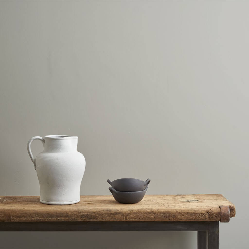 annie-sloan-wandfarbe-doric-wall-paint_white-and-black-pot