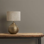 annie-sloan-wandfarbe-french-linen-wall-paint_brass-lamp