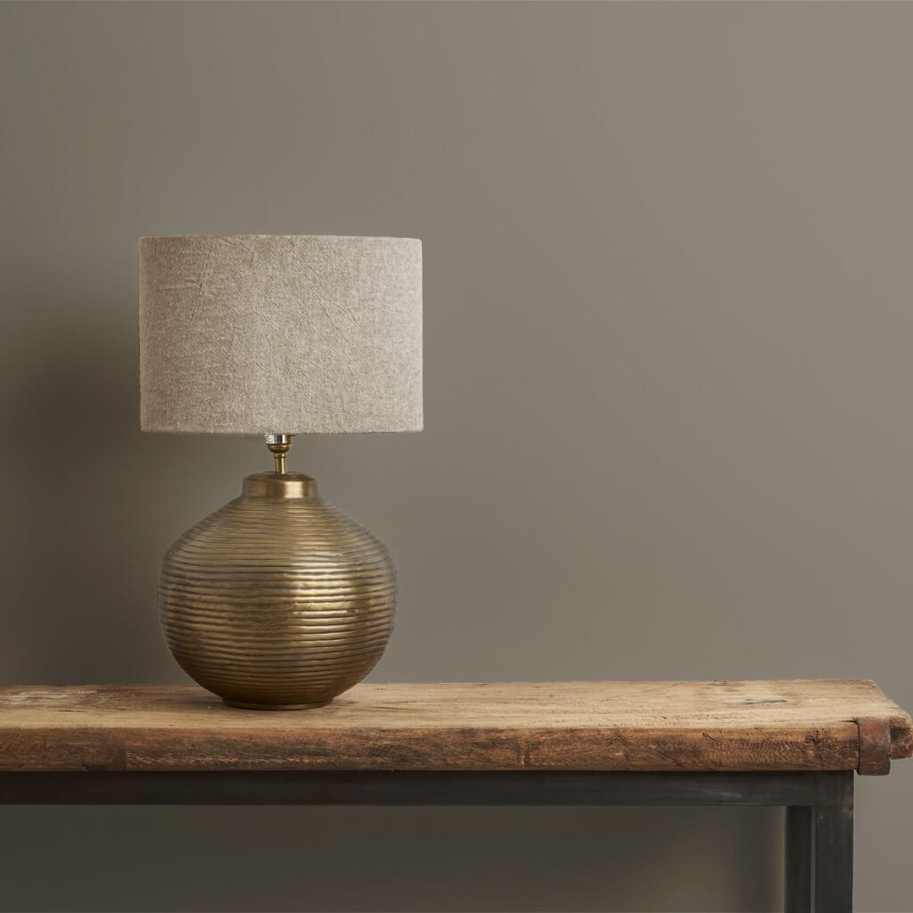 annie-sloan-wandfarbe-french-linen-wall-paint_brass-lamp