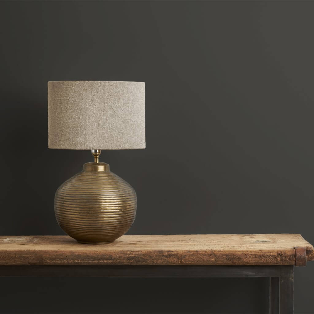 annie-sloan-wandfarbe-graphite-wall-paint_brass-lamp