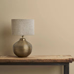 annie-sloan-wandfarbe-old-ochre-wall-paint_brass-lamp
