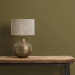 annie-sloan-wandfarbe-olive-wall-paint_brass-lamp