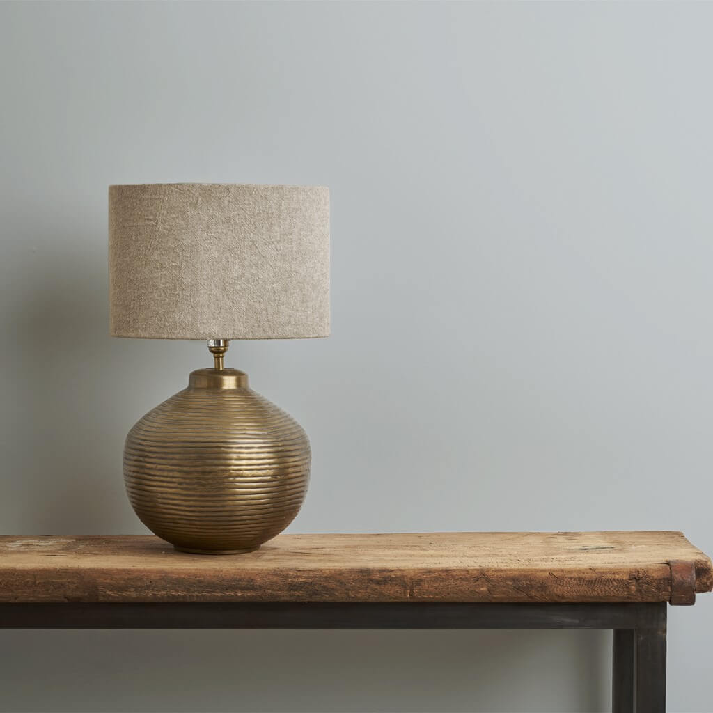 annie-sloan-wandfarbe-paled-mallow-wall-paint_brass-lamp