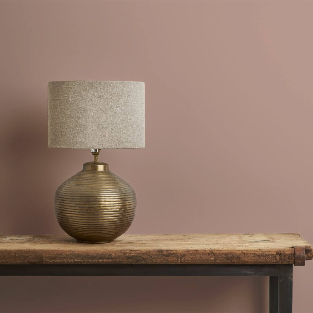 annie-sloan-wandfarbe-piranesi-pink-wall-paint_brass-lamp