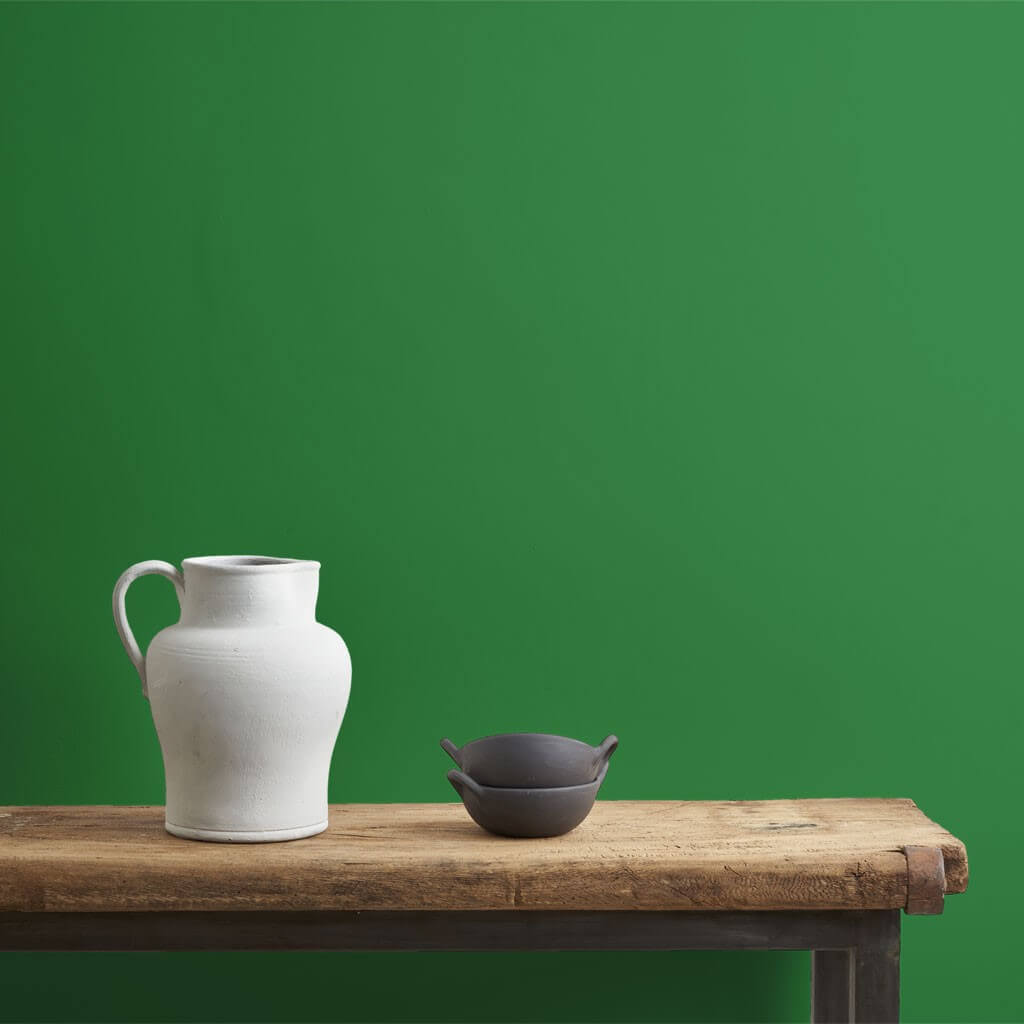 annie-sloan-wandfarbe-schrinkle-green-wall-paint_white-and-black-pot