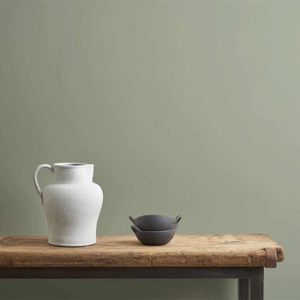 annie-sloan-wandfarbe-terre-verte-wall-paint_white-and-black-pot