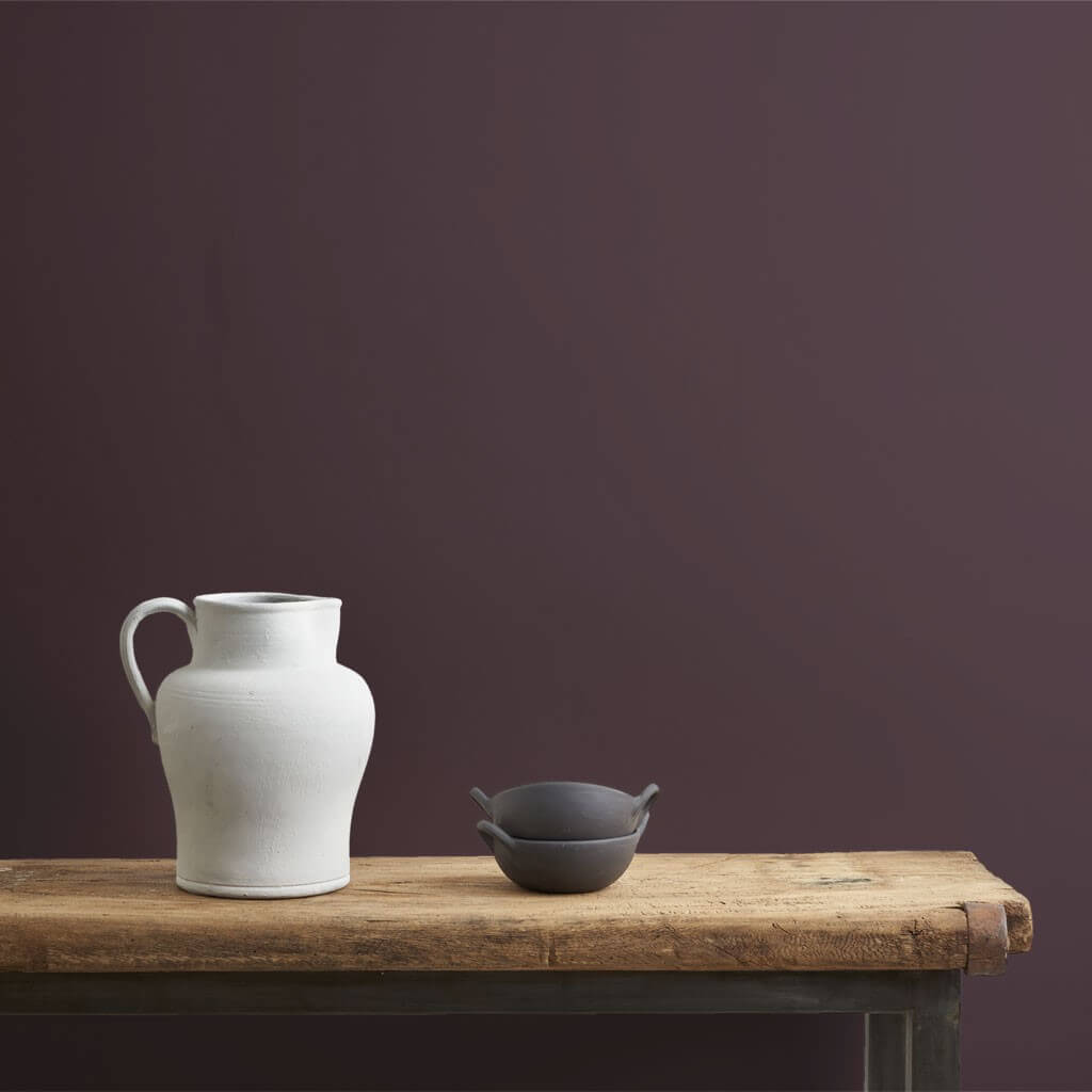 annie-sloan-wandfarbe-tyrian-plum-wall-paint_white-and-black-pot