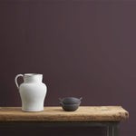 annie-sloan-wandfarbe-tyrian-plum-wall-paint_white-and-black-pot