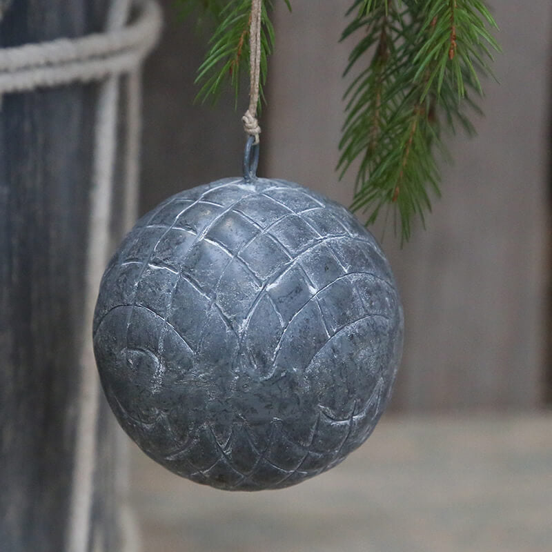 weihnachtskugel-mit-karo-muster-mood